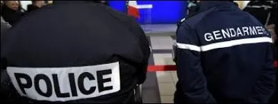 Je franchis un passage à niveau malgré le retentissement de la sonnerie ou l'abaissement des barrières, je risque :