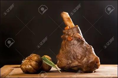 Qui se fait dévorer la jambe par des humains ?