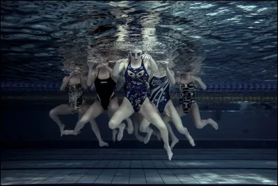 Dans ces trois propositions, laquelle est interdite en natation synchronisée ?