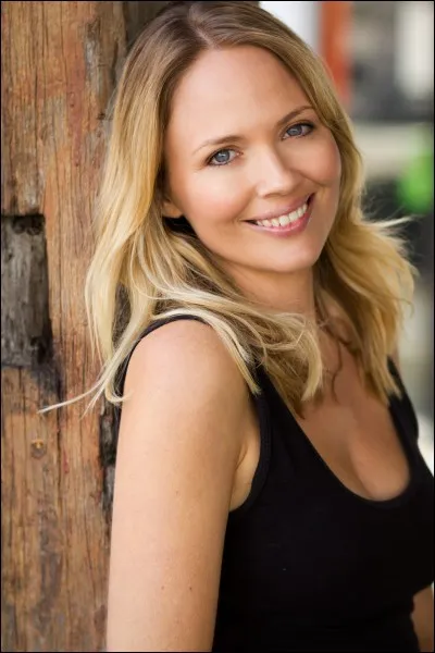 Dans la saison 1, comment le Dr Denman découvre qu'elles sont des sirènes ?