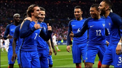 Première question, je vous explique, des indications vous permettront d'identifier le pays, à vous de déterminer si du bleu se trouve sur le drapeau de ce-dernier. Premier adversaire de l'équipe de France à la coupe du monde 2018.
