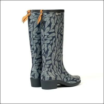 Reposez vos pieds dans ce modèle de style conçu pour faire du shopping par jour de pluie ! Il est vendu par la marque ingrandaise dont vous devez retrouver l'oiseau lui servant de nom.