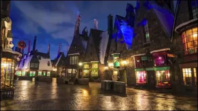 Comment s'appelle le village non loin de l'école de Poudlard ?