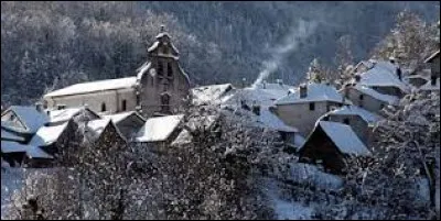 Petit village de 43 habitants, dans le parc naturel régional des Pyrénées Ariégeoises, Sentenac-de-Sérou se situe en région ...