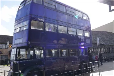 Où se rend Madame Dumarais lorsqu'elle voyage à bord du Magicobus ?