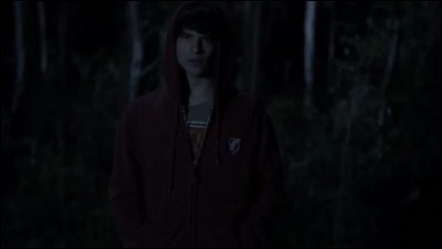 Pour commencer, dans le premier épisode de la saison 1, que perd Scott dans les bois ?