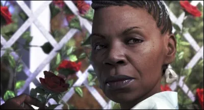 Que découvre Connor sur Amanda au fil du temps ?