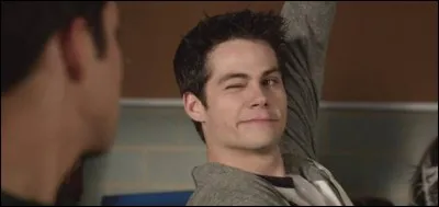 De qui est amoureux Stiles depuis son enfance ?