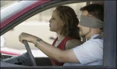 Aux Etats-Unis, en Alabama, il est interdit de conduire avec les yeux bandés !