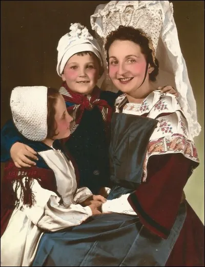 Cette coiffe est de Saint-Valéry, qui est situé dans le pays...