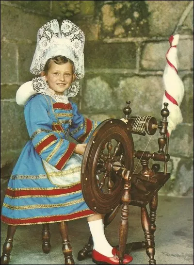 Dans quel département peut-on voir ce costume du pays de "Fouesnant" ?