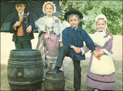 Ce groupe folklorique "Les compagnons du mouchoir" est de la ville de/d...