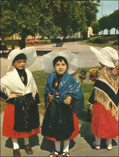 Ces petites filles sont en costume régional de la côte...