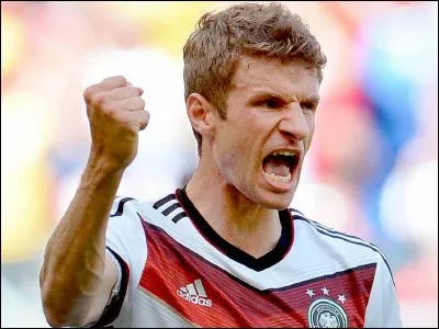Lors du match "Allemagne - Mexique", Thomas Müller s'est pris un carton jaune. Vrai ou faux ?