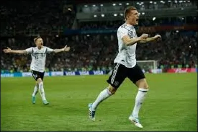 Lors du match "Allemagne - Suède", les Allemands gagnent 2 à 1 avec beaucoup de chance. Quel joueur a marqué le second but à la 94e minute ?