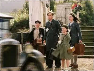 Qui recueille les 4 enfants après que la mère les a envoyés à la gare ?