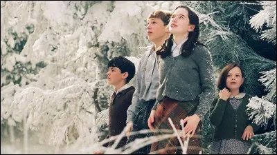 Que dit Edmund quand Peter lui donne un manteau pour Narnia ?
