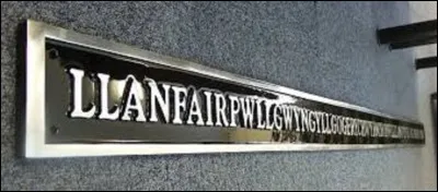 'Llanfair­pwll­gwyn­gyll­go­gery­chwyrn­drobwll­llan­tysilio­gogo­goch' est le plus long nom d'une ville (village) d'Europe. Dans quel pays se situe-t-il ?