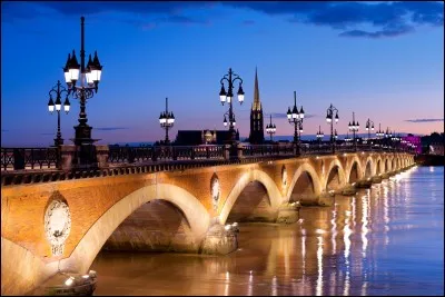 Combien d'arches compte le pont de pierre ?