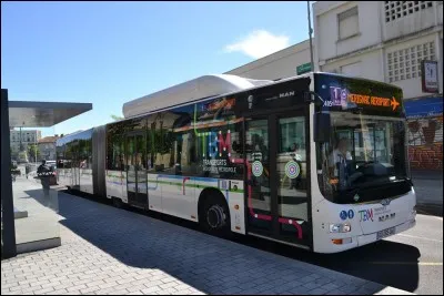 Quelle est la seule ligne de bus ayant pour destination la gare Bordeaux-St-Jean et l'aéroport ?