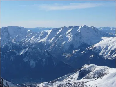 Lequel de ces pays n'offre pas un accès direct aux Alpes ?