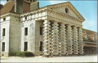 Quel est le nom de l'architecte des salines d'Arc-et-Senans ?