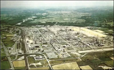 Dans quel d&eacute;partement se trouve la ville de Lacq ?