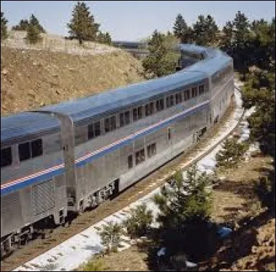 C'est un train mythique américain, reliant Chicago à la Côte ouest et symbolisant la Conquête de l'Ouest : il traverse 7 États et offre une voiture dôme pour admirer les canyons et autres merveilles.