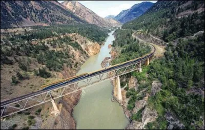 Ce train appartient à une compagnie touristique privée : il est réputé partout au Canada. C'est la plus grosse entreprise de chemins de fer uniquement touristique au monde.
Sa vitesse maximale est de 45 km/h. Bien sûr on peut s'orienter sur Jasper et Banff mais, je vous recommande de longer la côte Pacifique sur un fond de Rocheuses, ceci à partir de Seattle ou Vancouver.
