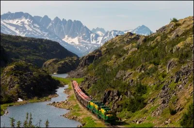 Confortablement assis à bord de ce train pour ce court trajet (170 km), vous pouvez mieux comprendre l'histoire de la plus importante ruée vers l'or du continent nord-américain, qui eut lieu au Klondike, à la frontière du Yukon et de l'Alaska. La construction de cette ligne fut justifiée pour l'acheminement du matériel de prospection.