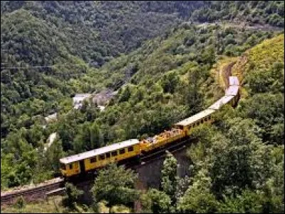 Cela fait plus d'un siècle que ce train parcourt les flancs des Pyrénées. Semé de 21 gares, cet itinéraire vous offre des paysages à couper le souffle et un train qui vous laisse le temps de profiter de la vie en roulant à une moyenne de 30 km/h. Alors, donnez-vous du bon temps en montant à bord de ces voitures pour ce périple inscrit auprès de l'UNESCO.