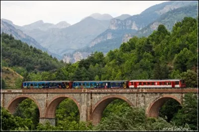 Ce train touristique pour la Côte d'Azur, nous offre de partir en escapade dans l'arrière-pays niçois et découvrir les vallées du Paillon, de la Bévéra et de la Roya. Le circuit est court mais il y a souvent de l'animation à bord et on arrête faire dégustation.