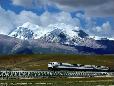 Ce train, sur le toit du monde est totalement unique : il s'agit de la liaison ferroviaire (4500 km) la plus située en altitude au monde(+de 5000 m). Faut pas s'étonner, elle se trouve au Tibet. L'oxygène y est toujours disponible comme en avion et certains wagons sont même pressurisés.