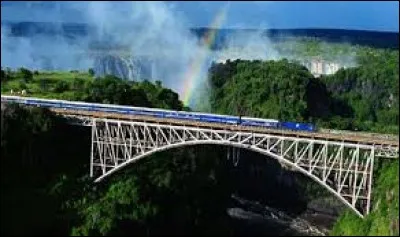 Le chemin entre Pretoria et Cape Town couvre 1600 km de diversité : départ à 08 H 30, arrivée 15 H 00, le lendemain. En route, une excursion à Kimberley pour revivre l'épopée des diamants et une vue extraordinaire sur les chutes Victoria.