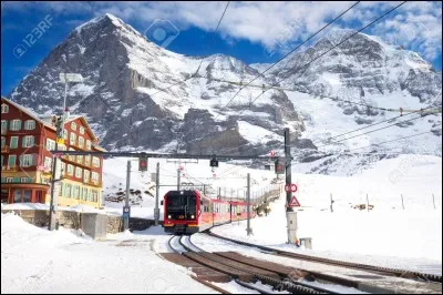 Ce court trajet, 9,3 kilomètres en ligne droite, est le plus haut d'Europe. Les banquettes en bois dans les voitures, le matériel roulant remontant au 19e siècle et les conducteurs en uniforme d'époque n'arrivent pas à nous faire oublier le décors environnant.