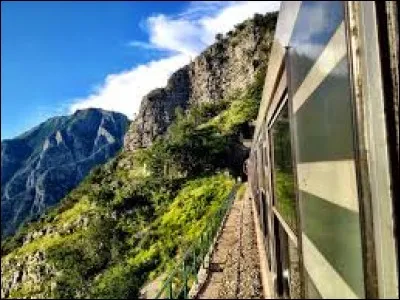 Vous voyagerez sur le plus grand viaduc d'Europe : en fait, cette ligne est un chef d'oeuvre d'ingénierie avec ses 254 tunnels et 435 ponts, pour un voyage (475 km) de la capitale serbe à l'Adriatique.