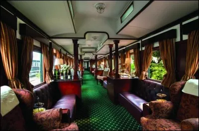 Voulez-vous de l'exclusif ? Ce train est prévu pour ne pouvoir accueillir que 36 personnes à la fois. Le départ du train se fait au son des cornemuses et il est agréable de pouvoir profiter pleinement des paysages depuis une voiture observatoire équipée d'une baie vitrée, ainsi se déroulent les images des lochs et des châteaux. On dit que c'est un véritable cadeau à faire aux enfants.