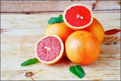 En quelle année le fruit pamplemousse arrive-t-il en Europe ?