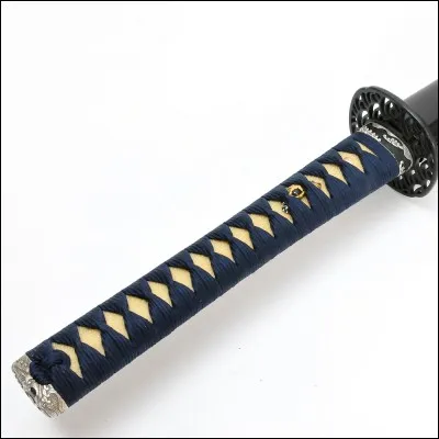 La peau de requin qui recouvre le bois de la poignée et qui apparaît (souvent blanche) dans les trous du tressage se nomme :