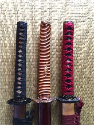 Le tressage qui recouvre la poignée et donne sa cohérence s'appelle :