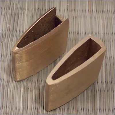 La pièce métallique située à la base de la lame qui sert à maintenir le sabre dans le fourreau s'appelle :