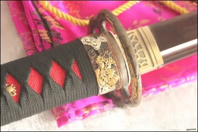 L'anneau (décoré) qui enserre la base de la poignée côté garde se nomme :