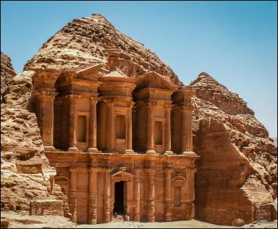 Dans la capitale de la Jordanie, y a-t-il autant de "A" que de "M" ?