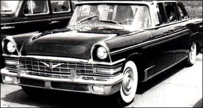 Cette voiture a été produite dans une usine de Moscou qui construisait des voitures d'inspiration américaine. Les modèles des années 50 et 60 sont destinés aux dignitaires de l'Union Soviétique. C'est une :