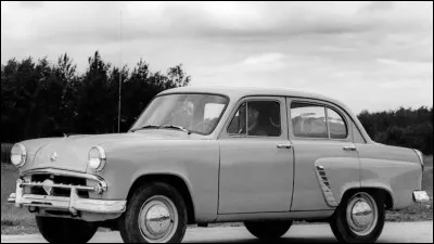 Les premiers modèles produits en 1946 de cette marque étaient inspirés des plans d'Opel. Cette voiture a été produite en 1956-57 à Moscou. C'est une :