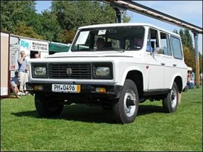 Cette voiture roumaine a été produite dans les années 1970 dans une usine de Brasov qui a fabriqué des 4x4 depuis 1957. C'est une :