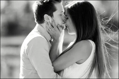 Comment sont les amoureux face au monde, selon l'expression ?