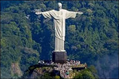 Monument : statue mesurant 38 m de haut, avec son piédestal, ''Le Christ Rédempteur'' domine la ville de Rio de Janeiro au Brésil, du haut du mont Corcovado. Conçue par l'ingénieur brésilien Heitor da Silva, sa construction débuta en 1926, pour se terminer en 1931. Sa tête est l'oeuvre du sculpteur roumain Gheorghe Leonida, tandis que le reste est dû à un sculpteur français. Quel est son nom ?
