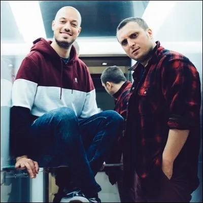 Comment s'appelle le youtubeur de droite ?