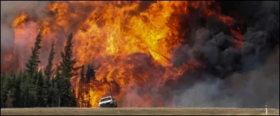 Avant de répondre à la question, un peu d'histoire ! Au matin du 8 mai 2016, ce sont 161 000 hectares (1 610 km²) qui sont partis en fumée, dont environ 50 000 rien que le 7 mai. Début 2017, le feu était encore toujours actif et il ne sera considéré comme éteint que le 2 août.
Quand s'est déclenché l'incendie de Fort McMurray, le plus dévastateur du Canada ?